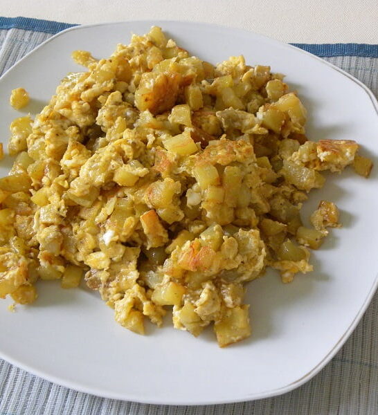 Patates me Avga (Potatoes with eggs)