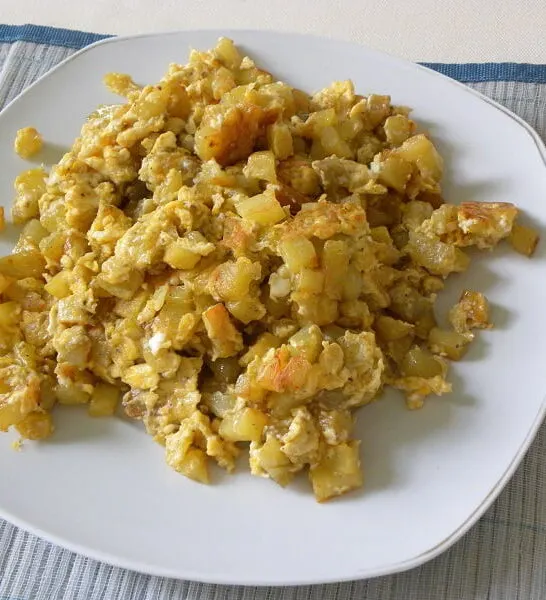 Patates me Avga (Potatoes with eggs)