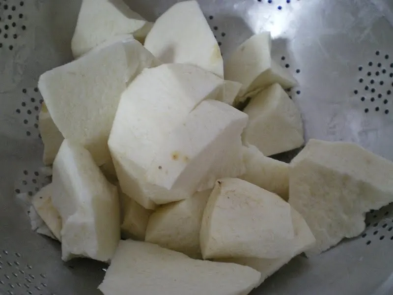 kolokassi peeled and cut image