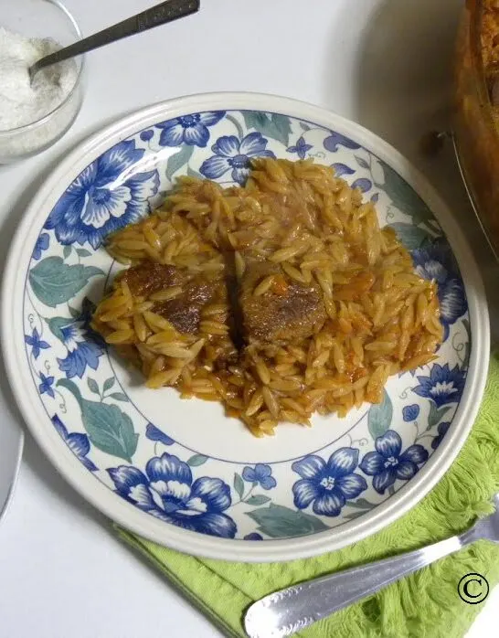 Moschari Kokkinisto me kritharaki (Stewed Veal with orzo)
