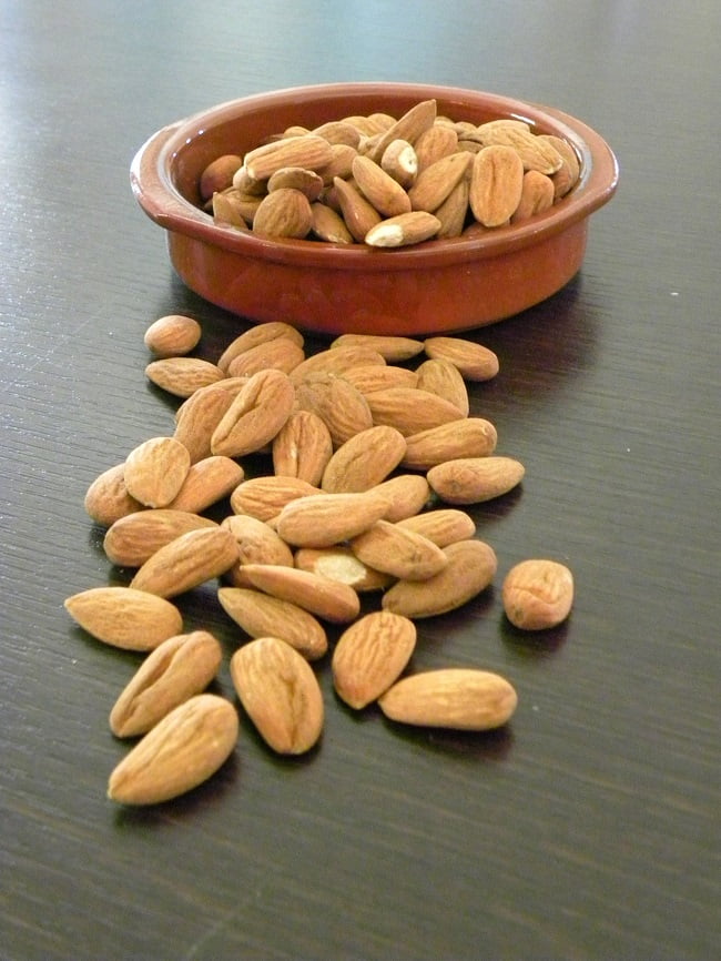 Raw almonds amygdala image