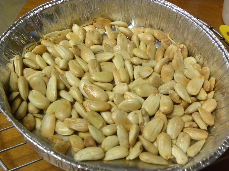 Roasted almonds picture