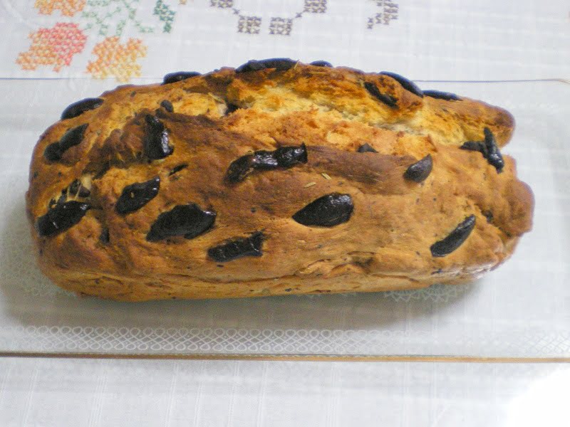 Eliopsomo (olive bread)
