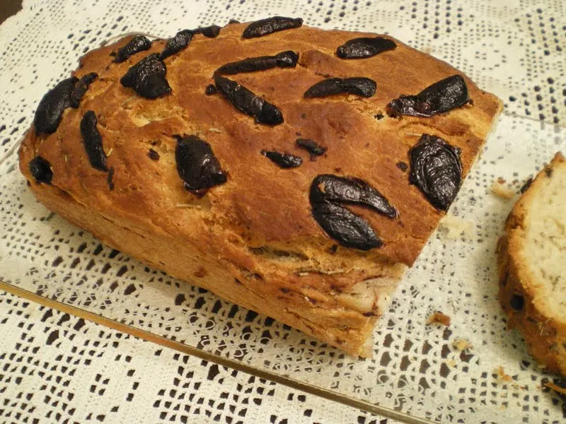 olive bread cut image