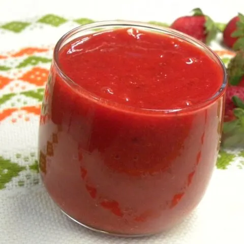 Strawberry sauce or coulis image