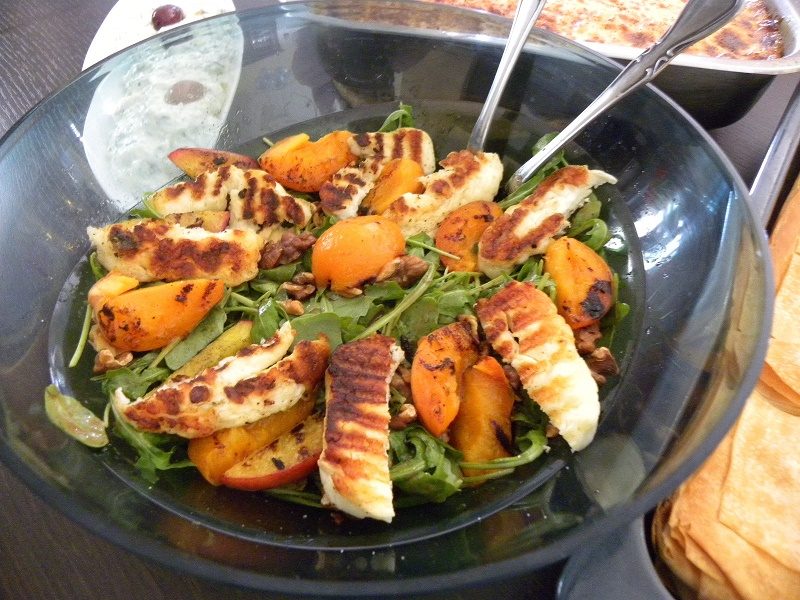Rocket salad with halloumi and peaches image