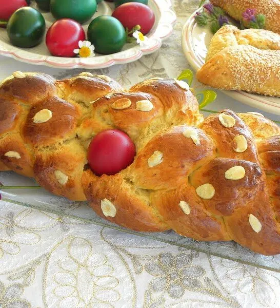 Tsourekia with lemon marmalade filling