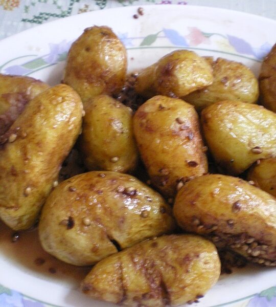 Patates Antinahtes (Cypriot Baby Potatoes)