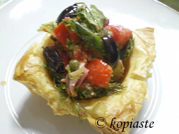 Salad in phyllo cups
