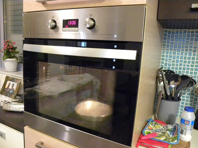 Baking tin with water and reflection image