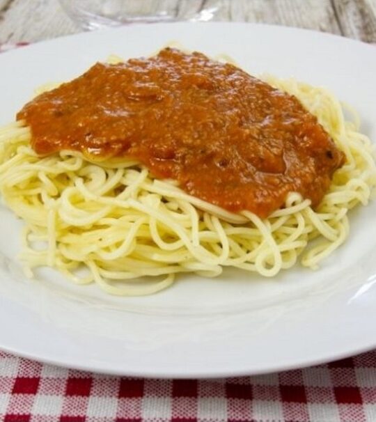 Makaronia me Kima (Greek Spaghetti with Meat Sauce)
