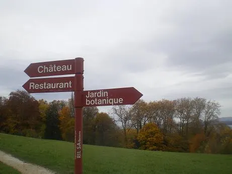towards Chateau des Penthes