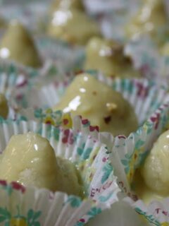 Amygdalota with white chocolate image