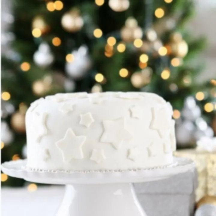 White Christmas Cake image