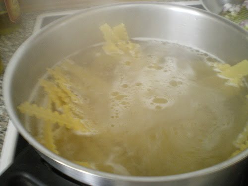 Boiling pasta image
