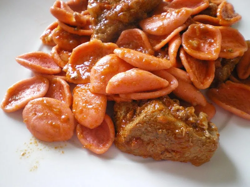 Moschari Kokkinisto with red pasta image