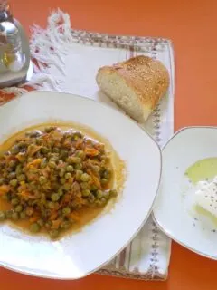 arakas laderos peas with carrots image