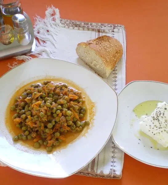 Arakas Laderos (Peas with Carrots)
