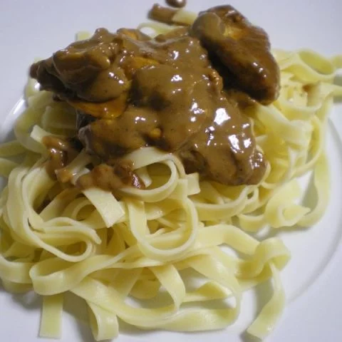 Fettuccine with chicken and chocolaty, mastic gum sauce