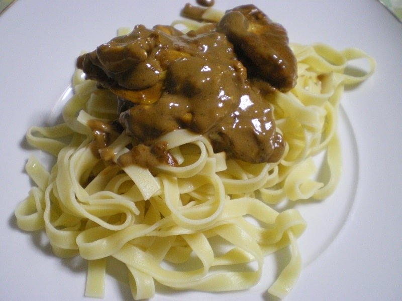 Fettuccine with Chicken and Chocolaty, Mastic Gum Sauce