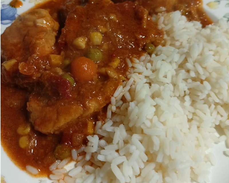Greek-style chicken curry with rice image