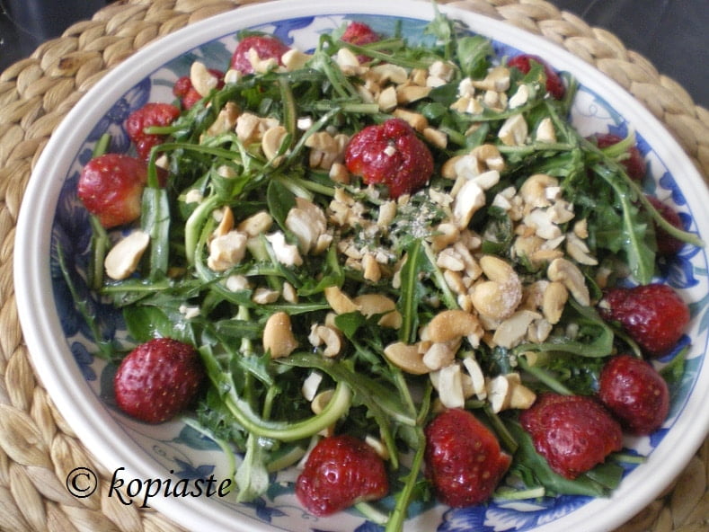 stamnaggathi-with-strawberries-salad