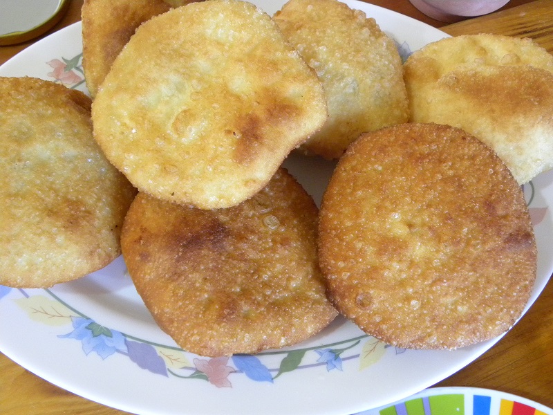 Tiganopsomo in a plate image