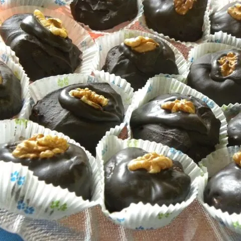 Healthy Kariokes (walnut - chocolate dessert) 
