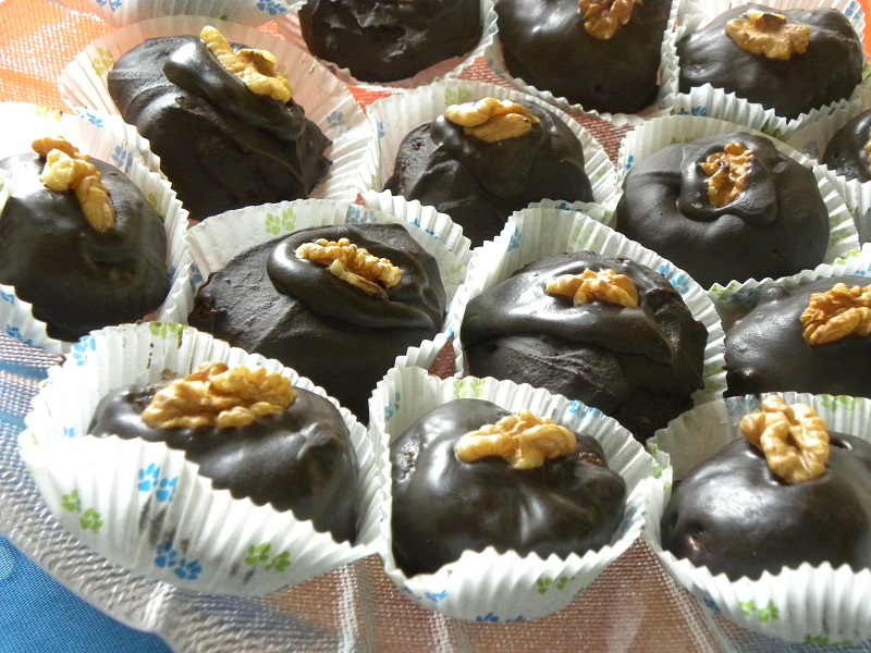 Healthy Kariokes (walnut - chocolate dessert) 