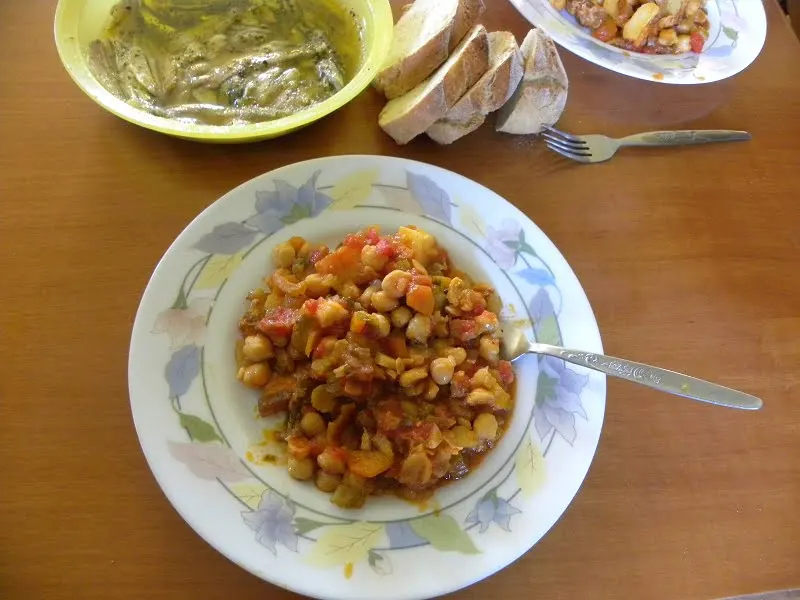 Revithia sti gastra stewed chickpeas image