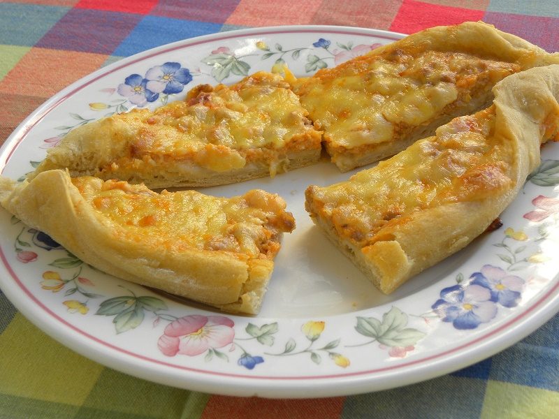 Pizza Peinirli with Bolognaise Bechamel filling cut