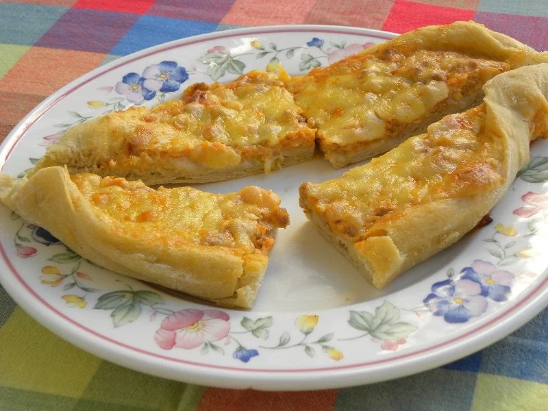 Leftover Pizza Peinirli with Bolognaise Bechamel filling cut image