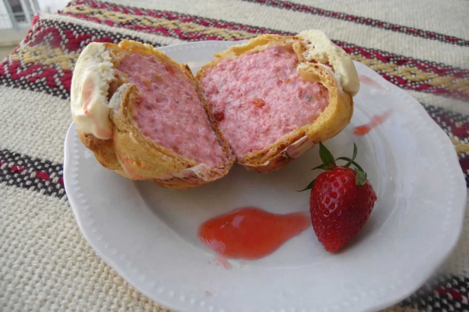 Eclair cut revealing its Bavarian cream image