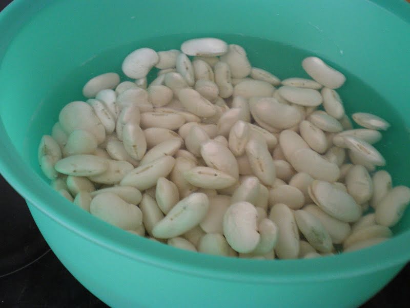 Soaking giant beans image