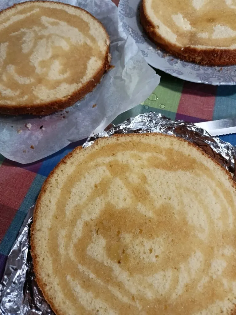 Wetting the sponge with syrup image