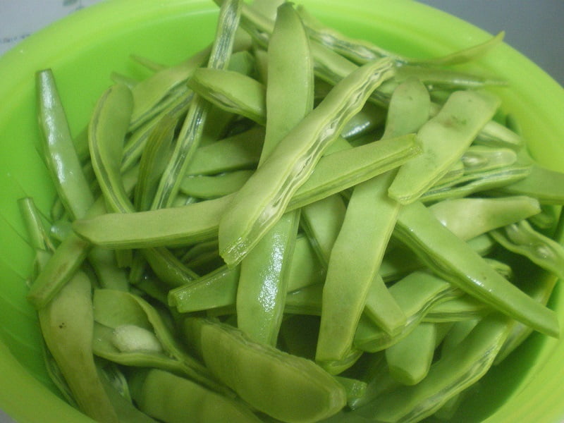 Peeled fresh green runner beans image