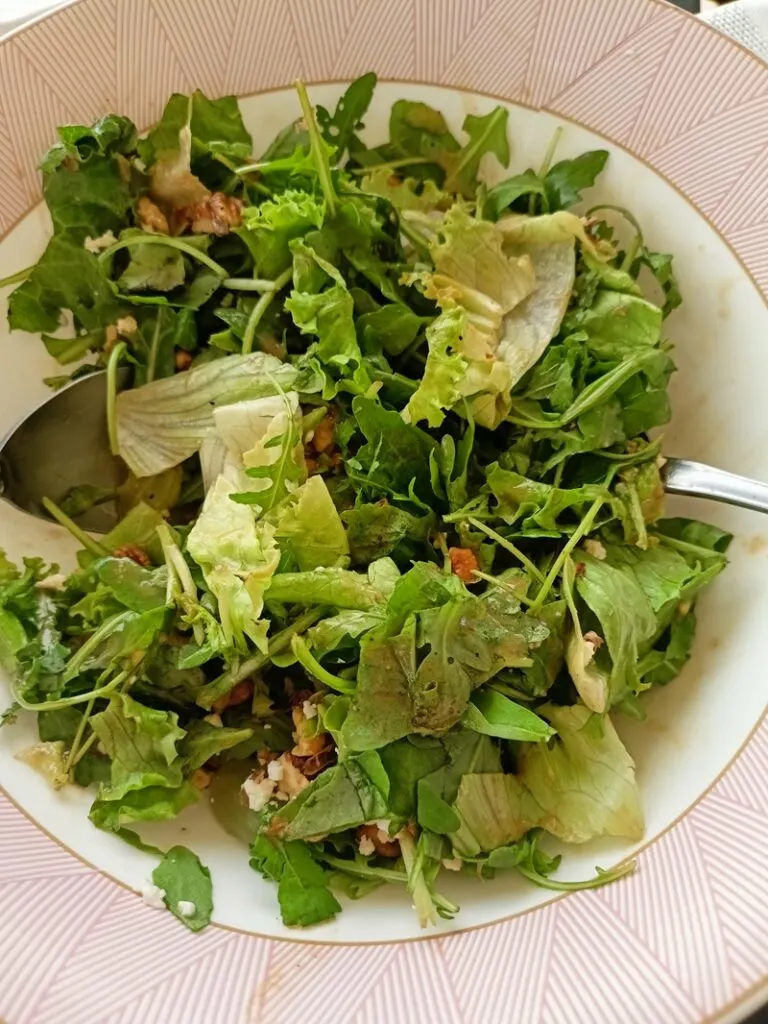 rocket salad with grapes image