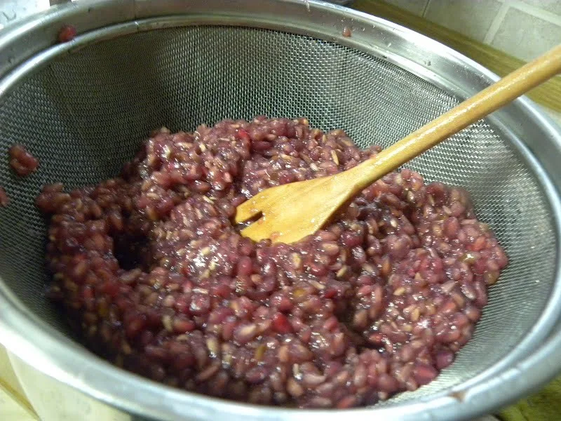 Squeezing pomegranates image