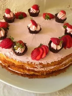 Chocolate cupcake & strawberry mousse cake image