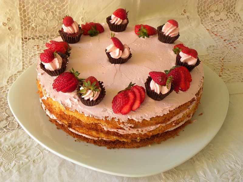 Chocolate cupcake & strawberry mousse cake image