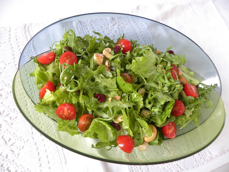 Wild Rocket and Lettuce salad with Cashews and Cranberries image