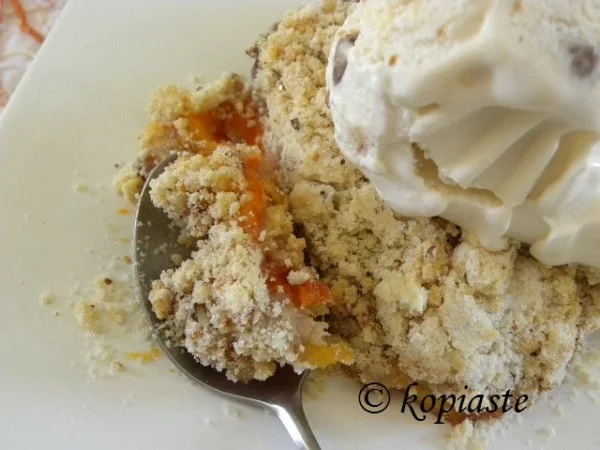 Mixed fruit crumble with ice cream