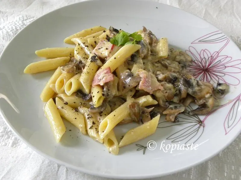 Penne carbonara with mushrooms