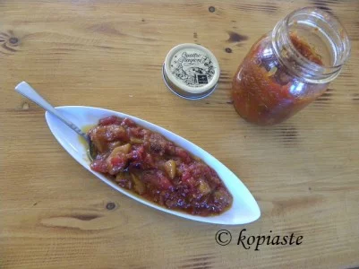 Chutney with tomatoes and fruit