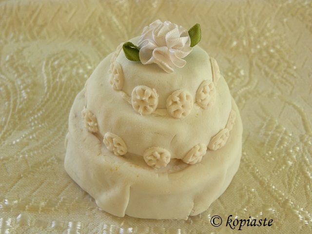 Mini wedding cake with white bow