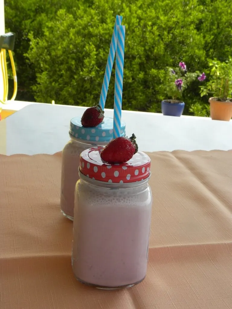 strawberry smoothie image