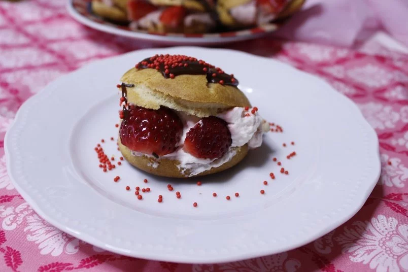Eclairs with strawberries cream image