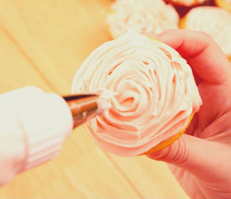 Buttercream decoration for your cakes or cupcakes