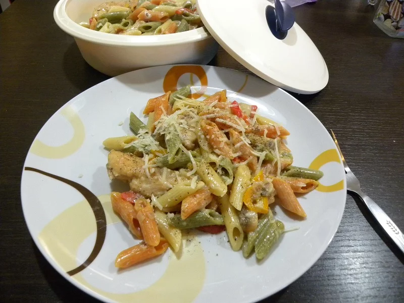 Penne tricolore with chicken image