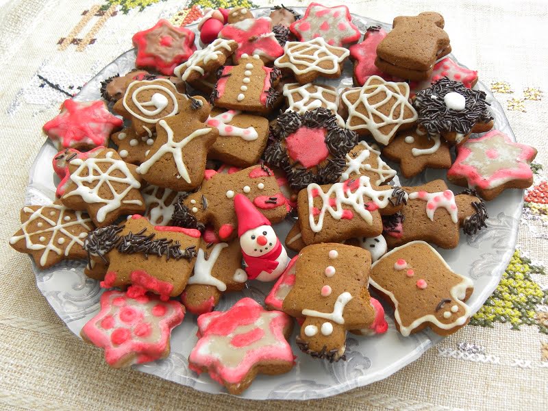 Gingerbread Cookies with Carob Syrup